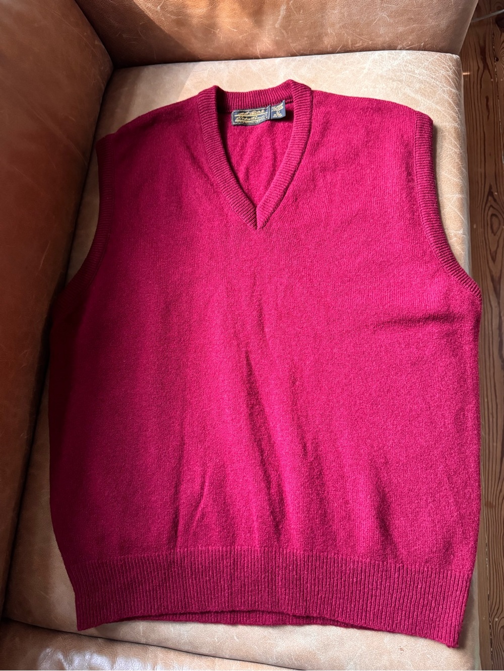 Eddie Bauer Men’s V-Neck Sweater Vest deep Red unisex lambswool knit cozy fall